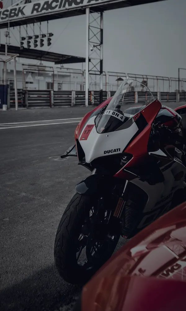 Superbike lista en el pit lane, bajo el pórtico de salida del circuito