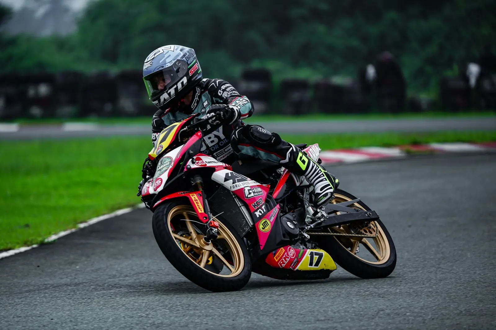 Piloto tumbado en una curva del circuito